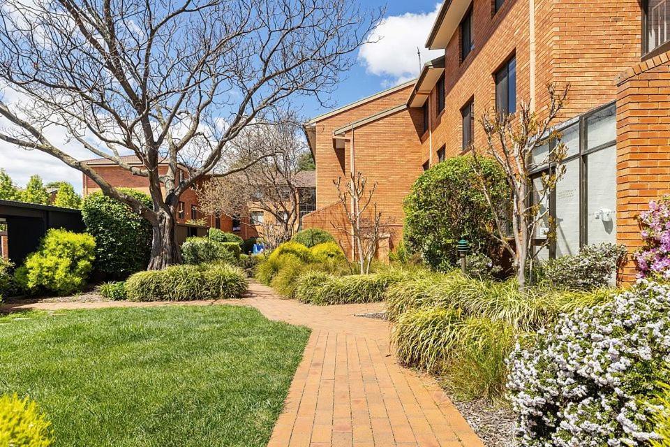 Oxley Court Serviced Apartments Canberra Bagian luar foto