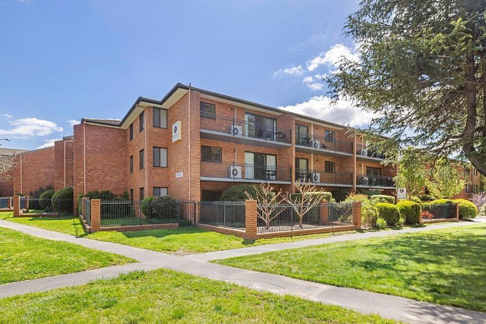 Oxley Court Serviced Apartments Canberra Bagian luar foto