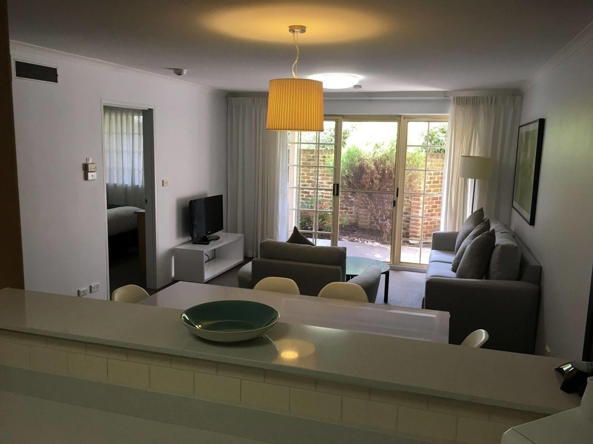 Oxley Court Serviced Apartments Canberra Bagian luar foto