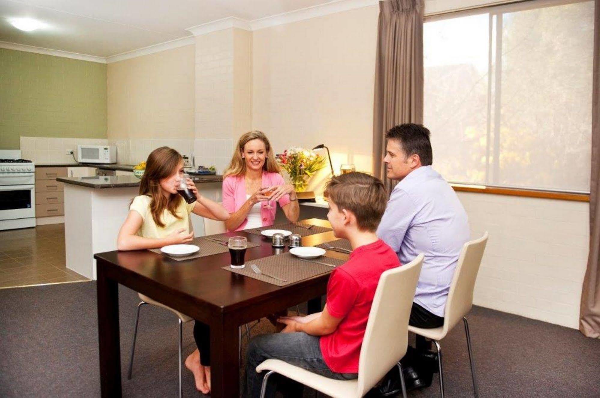 Oxley Court Serviced Apartments Canberra Bagian luar foto